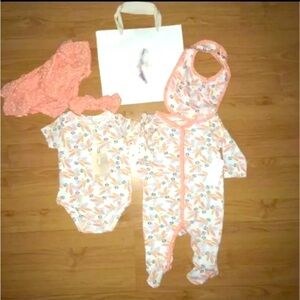 Jessica Simpson 5 Pc. Layette Set With Gift Bag. NWT. Baby Girl’s (3-6M)